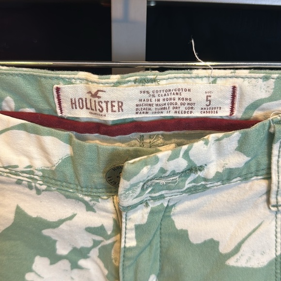 Hollister sage and white floral print Bermuda shorts size 5 - Picture 2 of 3